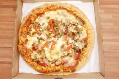 peynir ve sosis pizza