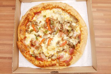 Mantarlı pizza, beyaz tabakta peynir ve jambon.