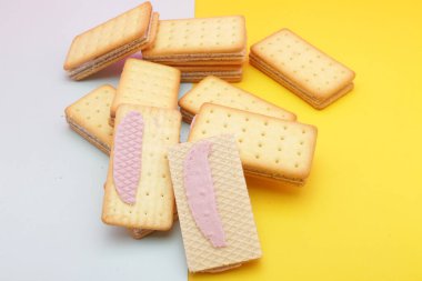 Beyaz arkaplanda izole edilmiş sandviç krakerleri