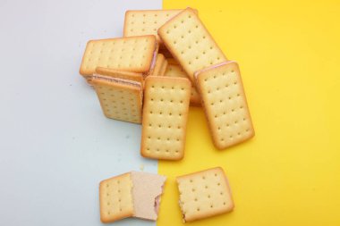 Beyaz arkaplanda izole edilmiş sandviç krakerleri