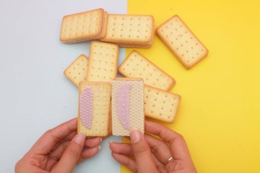 Beyaz arkaplanda izole edilmiş sandviç krakerleri