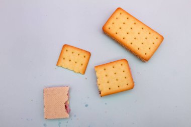 Mavi arka planda tereyağlı krakerler