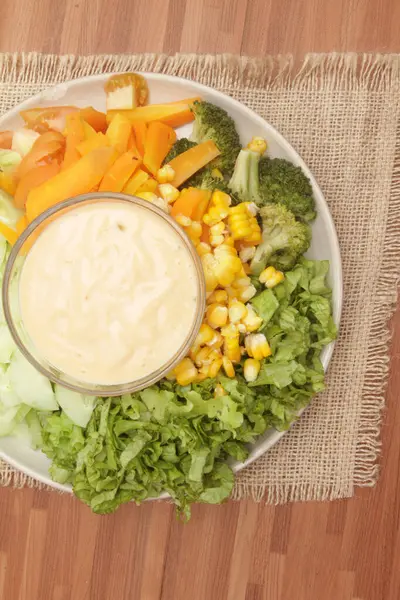 Frischer Gemischter Gemüsesalat Mit Mayonnaise — Stockfoto