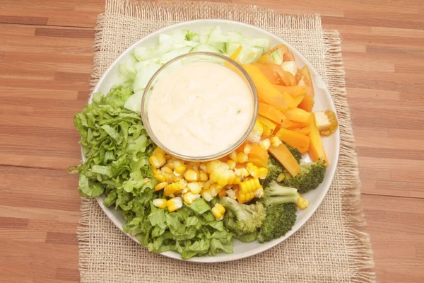 Mısır, tavuk ve sebzeli taze salata. en üstteki görünüm