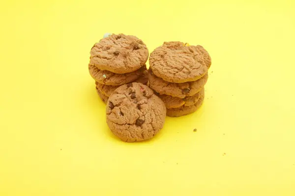 Cookies Aux Pépites Chocolat Sur Fond Rouge — Photo