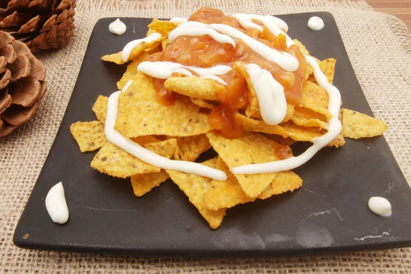 Erimiş peynir ve domates soslu nacho.