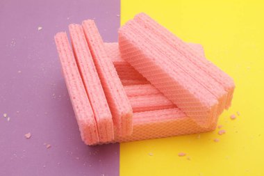 Gofret bisküvileri renk arkaplanında izole