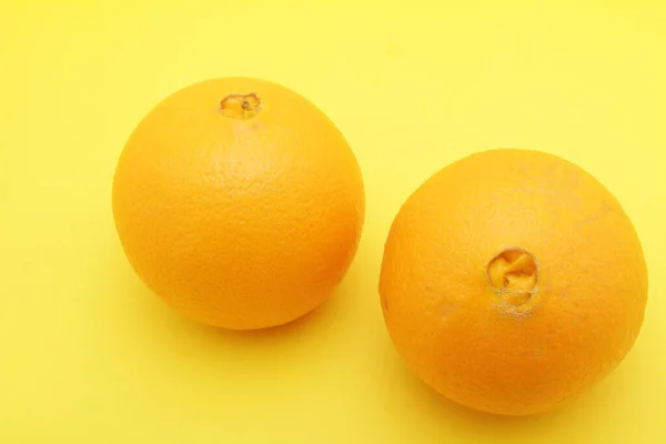 Naranja Fresca Jugosa Sobre Fondo Amarillo Vista Superior — Foto de Stock
