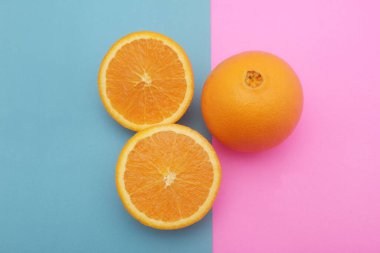 Pembe arka planda taze portakallar