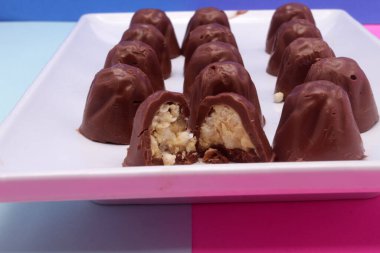 Mavi arka planda çikolata kaplı şeker