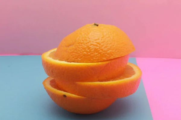 Dwa Pomarańcze Różowym Tle — Zdjęcie stockowe