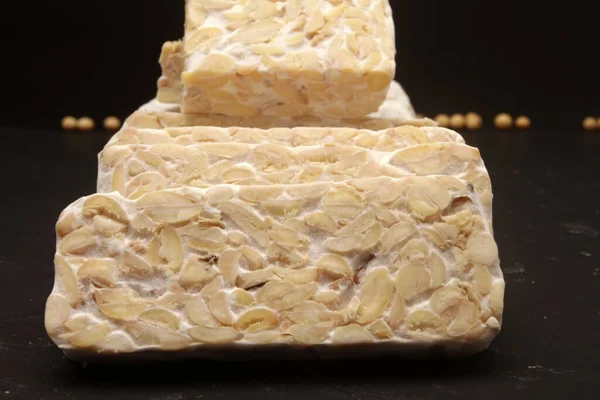 Siyah arkaplanda ham tempeh
