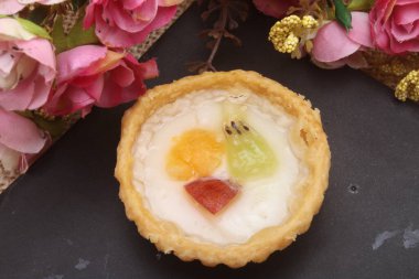 Meyve pasta plaka üzerinde