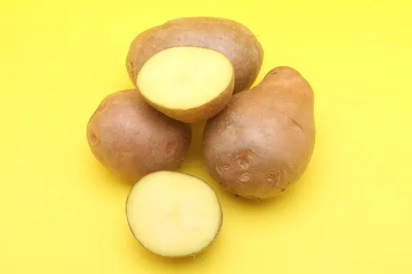 Φρέσκες Πατάτες Φέτες Πατάτας Στο Φόντο Χρώμα — Φωτογραφία Αρχείου