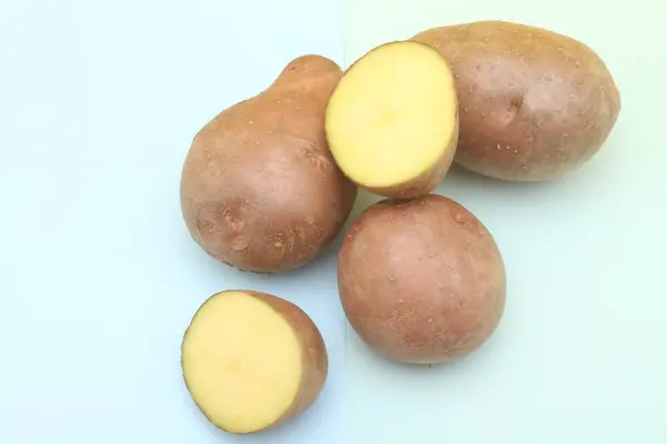 Patatas Frescas Aisladas Sobre Blanco — Foto de Stock