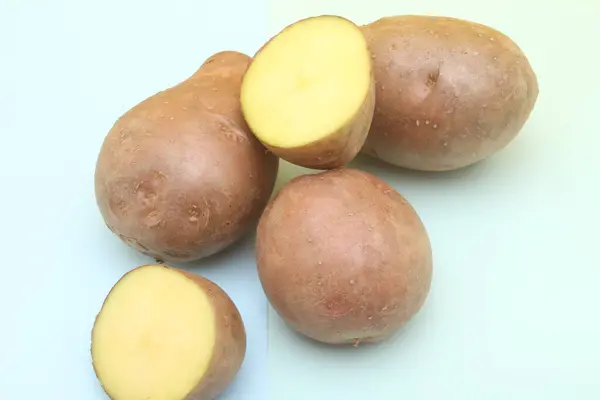 Patatas Frescas Sobre Fondo Blanco —  Fotos de Stock