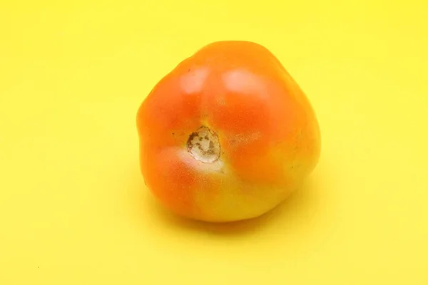 Tomato Isolate Yellow Background — Stock Photo, Image