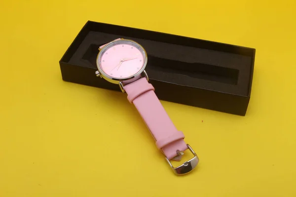 Modern kadınlar pembe arka planda seyrediyorlar.