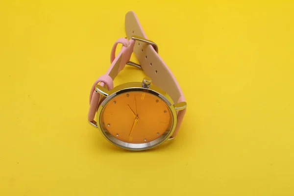 Reloj Despertador Amarillo Rosa Sobre Fondo Amarillo —  Fotos de Stock