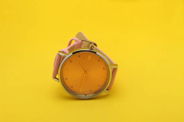 Zegarek Pomarańczowym Tle — Zdjęcie stockowe