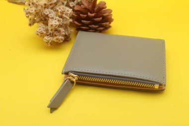Kalem ve cüzdanı olan bir defter