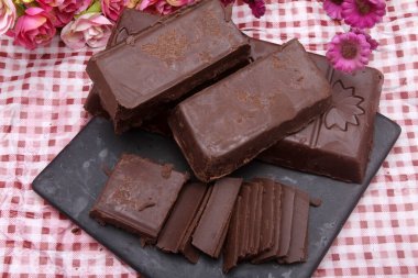 Beyaz bir tabakta çikolata parçaları