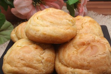 Krem peynirli ev yapımı ekmek.