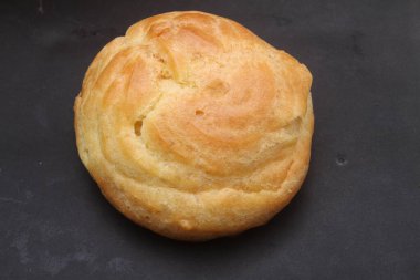 Peynirli ve yumurtalı ev yapımı ekmek