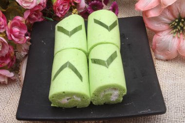 Pandanus keki tabağa sarar.