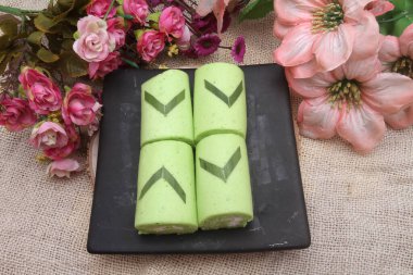 Pandanus keki tabağa sarar.