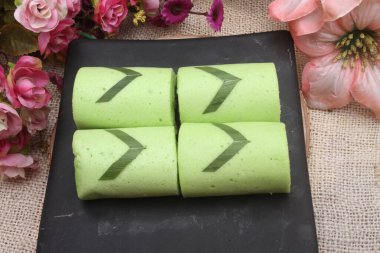 Pandanus keki tabağa sarar.