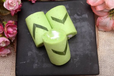 Pandanus keki tabağa sarar.