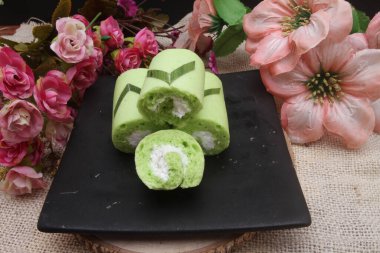 Pandanus keki tabağa sarar.