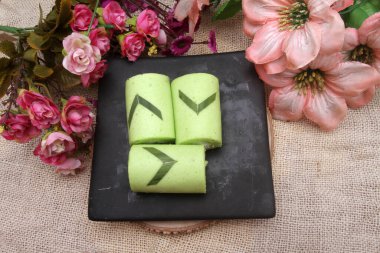 Pandanus keki tabağa sarar.