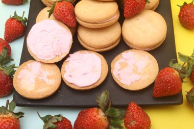 Taze çilek ve kremalı bisküvi.