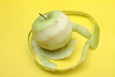 Renkli arkaplanda olgun elma