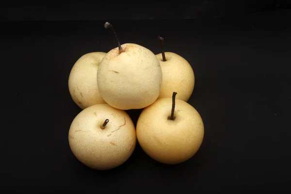 成熟的梨在黑色背景上被隔离 — 图库照片