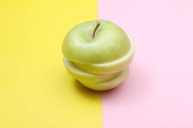 Elmayı renk arkaplanında dilimle