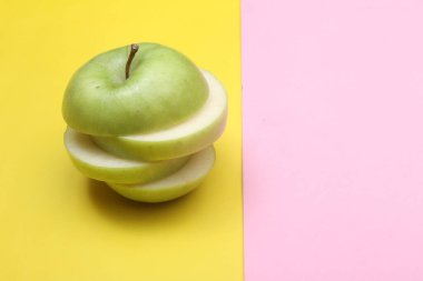 Elmayı renk arkaplanında dilimle