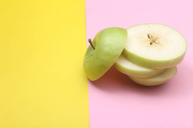 Renkli arkaplanda yeşil elma dilimi