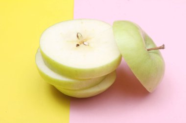 Renkli arkaplanda yeşil elma dilimi