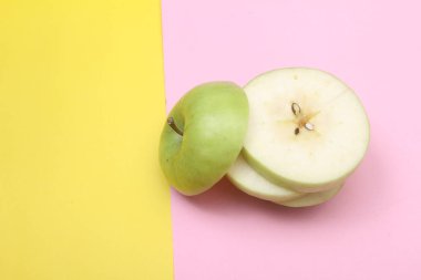 Renkli arkaplanda yeşil elma dilimi