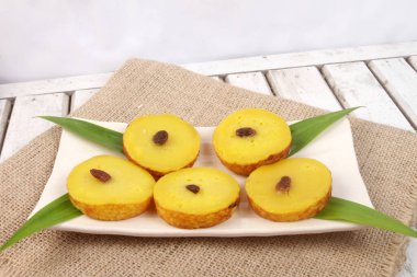 Kue talam ve bir fincan sıcak çay..