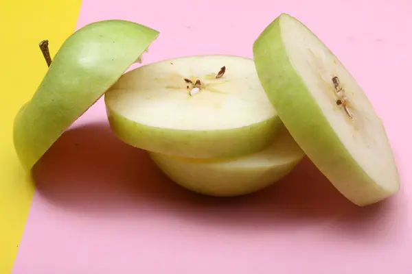 Ломтик Зеленого Яблока Цветном Фоне — стоковое фото