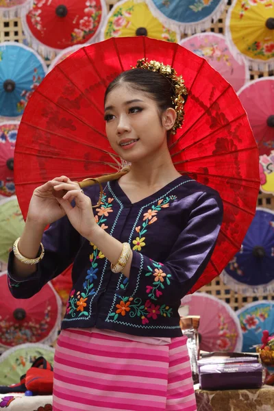 Septiembre 2023 Chica Vestida Con Ropa Tradicional Tailandesa Indonesia Umbrella —  Fotos de Stock