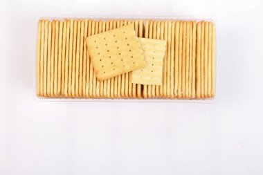 Tabakta peynirli kraker ve bisküvi