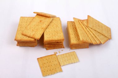 Beyaz arka planda izole edilmiş çıtır krakerler.