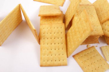 Beyaz arka planda izole edilmiş çıtır krakerler.