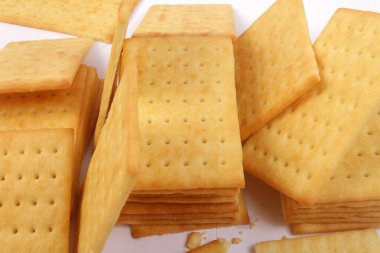 Beyaz arka planda izole edilmiş çıtır krakerler.