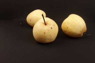 Siyah arka plan üzerine iki armut